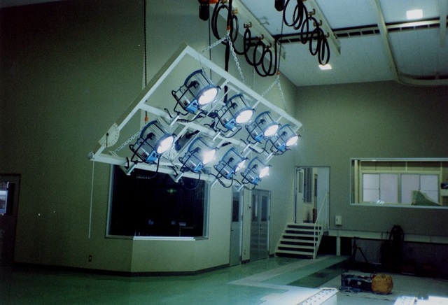 衝突実験用吊り下げ照明装置